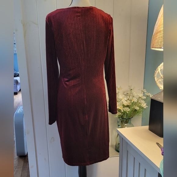 T Tahari Long Sleeve Velvet Bodycon Diamond Pattern Midi Dress - Picture 6 of 13